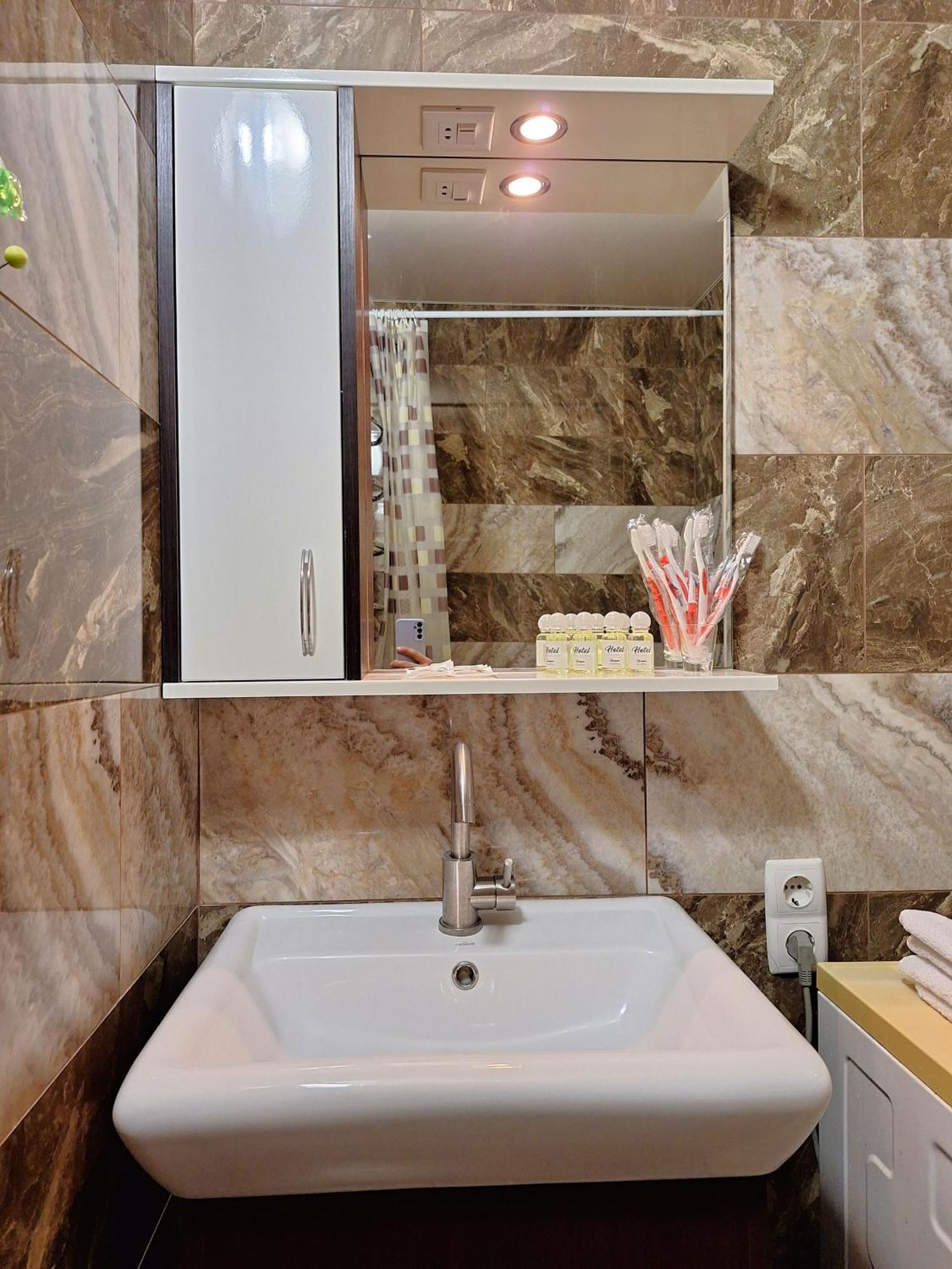 Alex Apartments: садовий Cozy With 24/7 Self Check-in Apartment